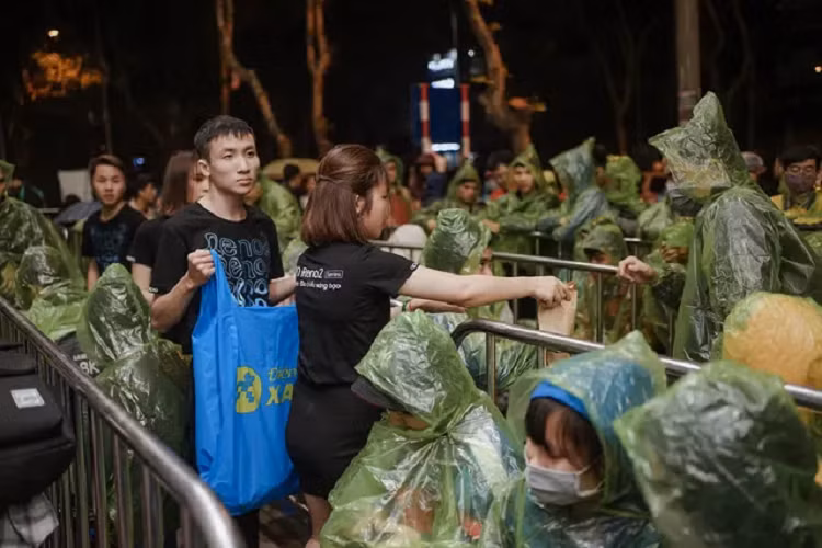 Fan cong nghe Ha Noi xep hang cho mua OPPO Reno2 F-Hinh-3