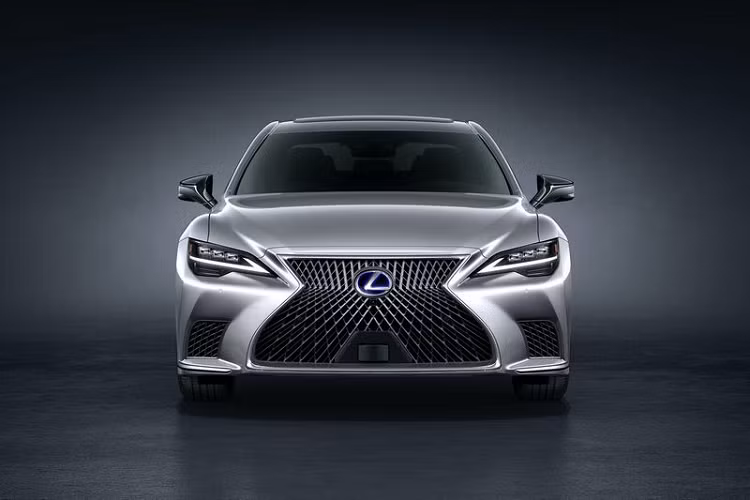 Trong khi đó, bên hông và phía sau không có nhiều sự mới mẻ như ở phần đầu xe. Cụ thể, kiểu dáng đuôi trông vẫn giống với mẫu xe tiền nhiệm, ngoại trừ cụm đèn hậu LED họa tiết chữ L mới và các chi tiết trang trí màu đen Piano Black. Những thay đổi đáng chú ý khác của ngoại thất gồm bánh xe 20 inch thể thao hơn cho bản F Sport và nó có tông màu liên kết với lưới tản nhiệt.