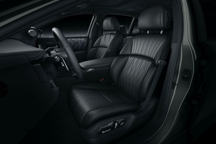 Tất cả những nỗ lực trên được Lexus với mục đích giảm tiếng ồn trong xe Lexus LS 2021, mang đến một không gian yên tĩnh nhất có thể. Lexus cho biết, dù là phiên bản hybrid hay bản chạy xăng thông thường, LS mới đều được trang bị hệ thống kiểm soát tiếng ồn chủ động Active Noise Control và Engine Sound Enhancement. Những chiếc LS hybrid đặc biệt được cải thiện sự yên tĩnh bằng cách giảm số vòng quay động cơ tối đa trong quá trình tăng tốc khởi hành.