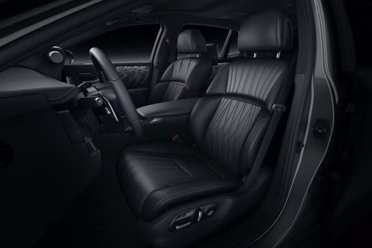 Tất cả những nỗ lực trên được Lexus với mục đích giảm tiếng ồn trong xe Lexus LS 2021, mang đến một không gian yên tĩnh nhất có thể. Lexus cho biết, dù là phiên bản hybrid hay bản chạy xăng thông thường, LS mới đều được trang bị hệ thống kiểm soát tiếng ồn chủ động Active Noise Control và Engine Sound Enhancement. Những chiếc LS hybrid đặc biệt được cải thiện sự yên tĩnh bằng cách giảm số vòng quay động cơ tối đa trong quá trình tăng tốc khởi hành.