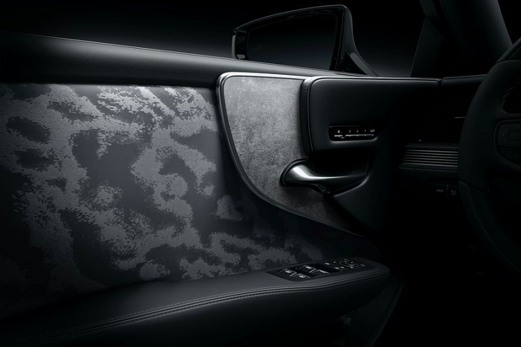 Chưa hết, để LS mới có sự thoải mái tối ưu, Lexus còn bổ sung một đế điện từ hệ thống treo thích ứng được phát triển mới để giảm các lực tác động từ gầm xe vào cabin. Bên cạnh đó, tốc độ lò xo thẳng đứng (độ cứng) của các lốp xe phẳng và độ cứng của các thanh cân bằng cũng giúp tối ưu hiệu suất. Để giảm tác động rung tới cabin, Lexus thậm chí còn thay mới tấm lỗ bên trong giá treo động cơ nhằm biến đổi các đặc tính giảm xóc.