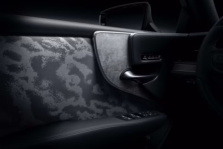 Chưa hết, để LS mới có sự thoải mái tối ưu, Lexus còn bổ sung một đế điện từ hệ thống treo thích ứng được phát triển mới để giảm các lực tác động từ gầm xe vào cabin. Bên cạnh đó, tốc độ lò xo thẳng đứng (độ cứng) của các lốp xe phẳng và độ cứng của các thanh cân bằng cũng giúp tối ưu hiệu suất. Để giảm tác động rung tới cabin, Lexus thậm chí còn thay mới tấm lỗ bên trong giá treo động cơ nhằm biến đổi các đặc tính giảm xóc.