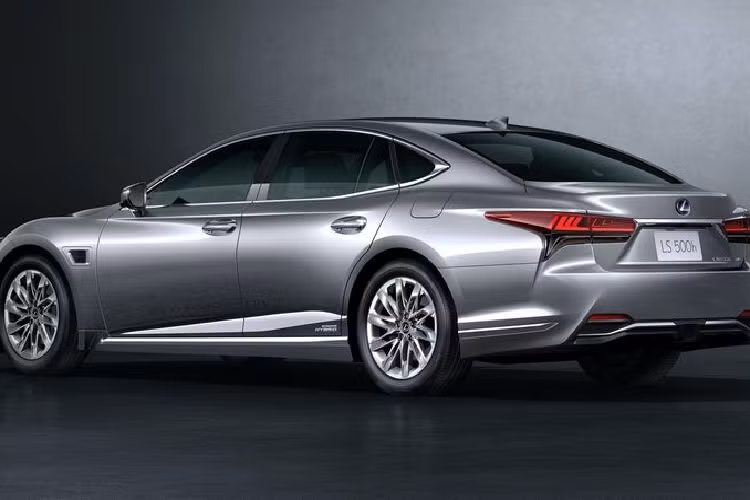 Tiến vào nội thất, nâng cấp nổi bật nhất chính là hệ thống thông tin giải trí qua màn hình cảm ứng 12,3 inch mới, tương thích với SmartDeviceLink, Apple CarPlay và Android Auto. Các nút điều khiển trên vô lăng và bảng điều khiển trung tâm hiện có màu đen, mặt khác, một công tắc mới cho bộ sưởi ghế và bộ sưởi vô lăng đã được thêm vào ngăn xếp trung tâm.