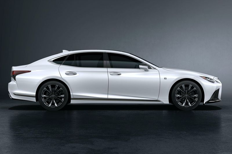 Về thiết kế, Lexus LS thế hệ mới sở hữu mặt trước sửa đổi với đèn pha ba bóng mới tích hợp đèn ngày LED hình chữ L, cản trước tinh chỉnh với các hốc hút gió bên cạnh và viền mạ crôm ở cạnh dưới. Ngoài ra, màu sắc của lưới tản nhiệt hình con suốt ở trung tâm cũng đã được đổi thành màu kim loại tối.