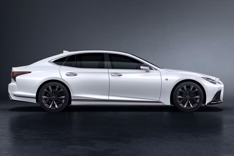 Về thiết kế, Lexus LS thế hệ mới sở hữu mặt trước sửa đổi với đèn pha ba bóng mới tích hợp đèn ngày LED hình chữ L, cản trước tinh chỉnh với các hốc hút gió bên cạnh và viền mạ crôm ở cạnh dưới. Ngoài ra, màu sắc của lưới tản nhiệt hình con suốt ở trung tâm cũng đã được đổi thành màu kim loại tối.