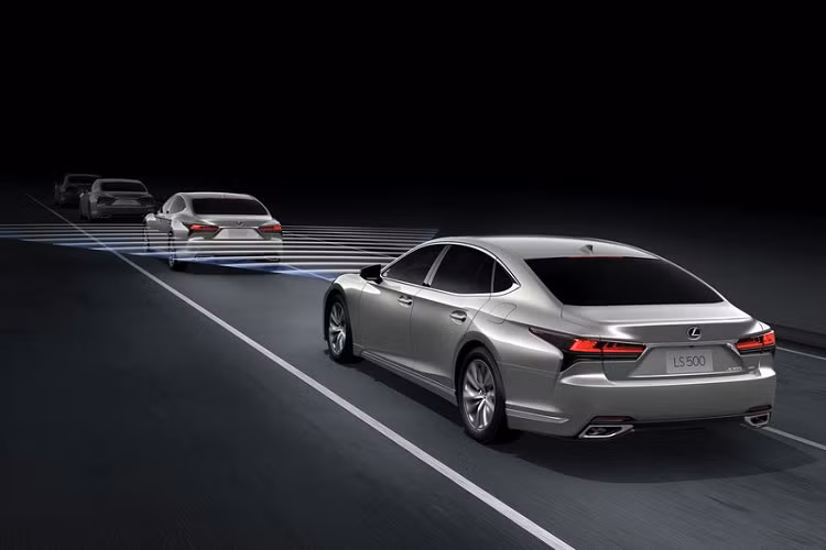 Giá xe Lexus LS 2021 và hệ truyền động hiện vẫn chưa được công bố. Lexus LS 2021 sẽ bắt đầu được bán tại Nhật Bản vào cuối năm nay và sau đó sẽ tới các thị trường khác.
