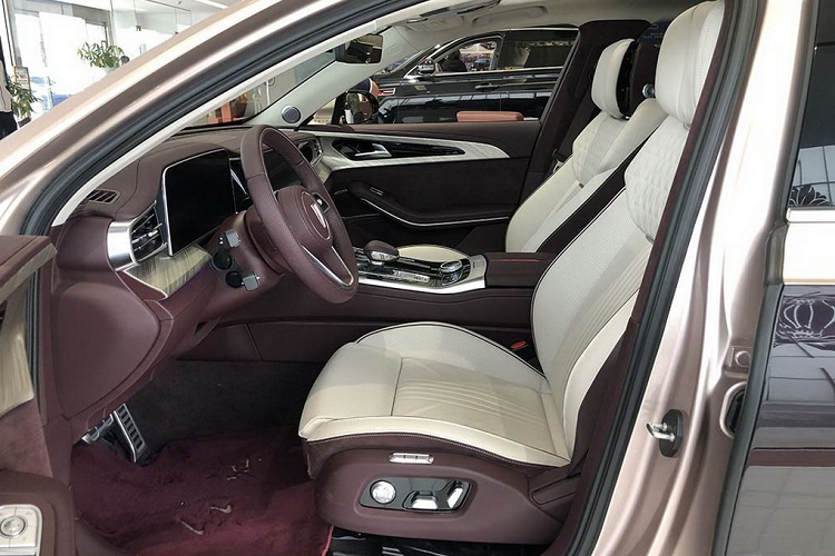 Bước sang phía bên, hai trong nhiều điểm nhấn thiết kế của chiếc sedan Trung Quốc chính là tay nắm cửa dạng pop-up và bộ vành hợp kim đa chấu 20-inch, tạo sự cân đối với một kích thước tổng thể to lớn.