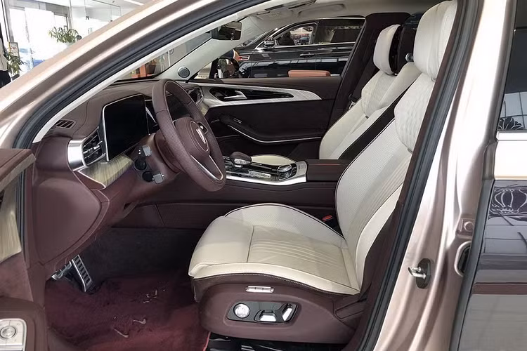 Bước sang phía bên, hai trong nhiều điểm nhấn thiết kế của chiếc sedan Trung Quốc chính là tay nắm cửa dạng pop-up và bộ vành hợp kim đa chấu 20-inch, tạo sự cân đối với một kích thước tổng thể to lớn.