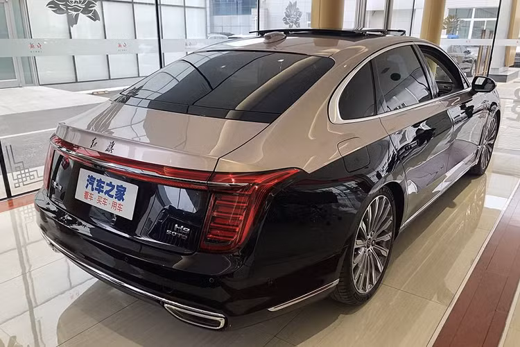 Thông qua một hộp số tự động và hệ dẫn động cầu sau, khối sức mạnh này cho phép H9 tăng tốc từ 0 lên 100 km/h “chỉ trong” 8 giây. Tuy không mấy ấn tượng nhưng có lẽ, H9 không sinh ra để dành cho tốc độ. Cuối cùng, Hongqi trang bị trên H9 hệ thống treo khí nén và tính năng lái tự động Level 2.5. Giá xe sang Hongqi H9 hiện chưa công bố.