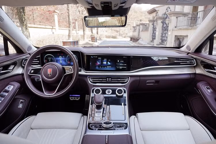 Bỏ qua những câu chuyện bên lề, thiết kế mặt trước của H9 vẫn thực sự ấn tượng khi cụm lưới tản nhiệt được bao quanh bởi một dải LED kiểu dòng chảy, chạy dài sang 2 bên, qua đó càng làm tăng vẻ đẹp của cụm đèn pha LED Ma trận. Trong khi đó, phần logo của chiếc Hongqi được thiết kế với một dải màu đỏ mỏng, chạy dọc và “cắt đôi” nắp capo cũng như tấm lưới tản nhiệt. Trong tiếng Trung Quốc, Hongqi mang ý nghĩa “cờ đỏ”.