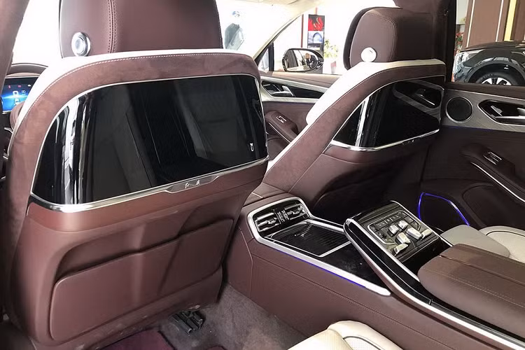 Bên trong khoang cabin, nội thất của H9 được hoàn thiện bởi các chất liệu cao cấp như da, gỗ và crom. Danh sách các trang bị trên xe bao gồm cụm đồng hồ và màn hình trung tâm cỡ lớn, hệ thống đèn viền nội thất, cần số điện tử, và kiểu bố cục 4 chỗ ngồi (là một tùy chọn trên xe).
