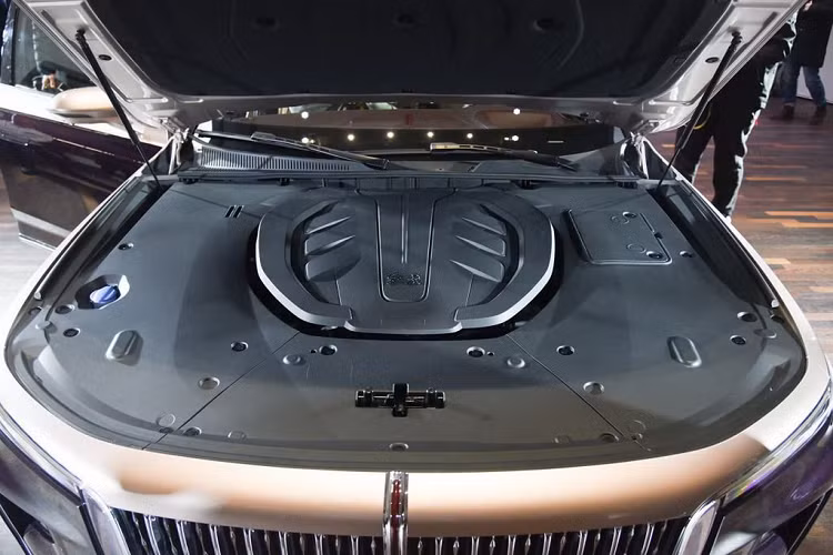 Cung cấp sức mạnh cho chiếc sedan “cồng kềnh” này là khối động cơ xăng tăng áp với cấu hình 4 xy lanh 2.0 lít, sản sinh công suất 252 mã lực và 380 Nm. Bên cạnh đó, Hongqi H9 còn xuất hiện với động cơ Siêu nạp V6 3.0 lít, sinh công 272 mã và 400 Nm.