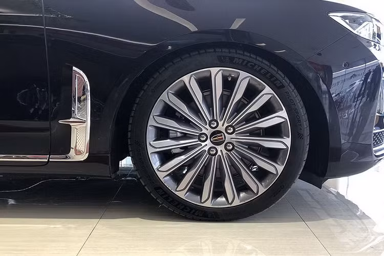 Điều này càng trở nên dễ hiểu khi vị trí Phó Giám đốc thiết kế toàn cầu, kiêm Giám đốc sáng tạo tại FAW Group (chủ sở hữu Hongqi) hiện đang được đảm nhận bởi Giles Taylor – cựu Giám đốc thiết kế tại Rolls-Royce. Tuy nhiên trước báo giới, lãnh đạo Hongqi đã một mực khẳng định rằng thiết kế của H9 đã được hoàn thành trước cuối năm 2018 – thời điểm ông Giles về làm việc.