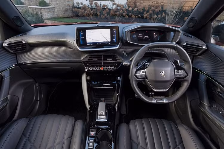 Về kích thước, 2008 mới lớn hơn một chút so với mẫu xe tiền nhiệm, chiều dài tổng thể của xe tăng tới 140mm, trục cơ sở cũng được kéo dài hơn. Nhờ vậy, 2008 mới có không gian nội thất rộng rãi hơn, hành khách phía sau sẽ có chỗ duỗi chân thoải mái hơn, băng ghế đủ rộng cho ba người lớn ngồi thoải mái.