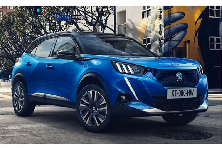 Đối với bản chạy xăng, Peugeot 2008 sử dụng động cơ PureTech 1.2 lít 3 xi-lanh, cho công suất 100 mã lực, 130 mã lực hoặc 155 mã lực. Một lựa chọn khác là động cơ dầu diesel BlueHDI 1.5 lít 4 xi-lanh sản sinh công suất 100 hoặc 130 mã lực.