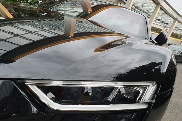 Tuy nhiên, diện mạo của siêu xe Đức cũng rất ấn tượng với thiết kế mạnh mẽ và góc cạnh. Điểm khác biệt rõ rệt nhất của R8 V10 Plus so với người anh em ít mạnh mẽ hơn (R8 V10) là hệ thống đèn chiếu sáng có kiểu dáng sắc sảo và công nghệ Full-Led hiện đại.