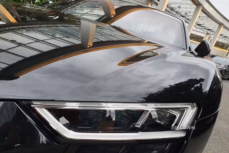 Tuy nhiên, diện mạo của siêu xe Đức cũng rất ấn tượng với thiết kế mạnh mẽ và góc cạnh. Điểm khác biệt rõ rệt nhất của R8 V10 Plus so với người anh em ít mạnh mẽ hơn (R8 V10) là hệ thống đèn chiếu sáng có kiểu dáng sắc sảo và công nghệ Full-Led hiện đại.