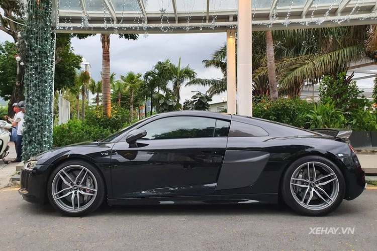 Trước đó, vào khoảng tháng 7/2019, giá xe Audi R8 này đã từng được chủ cũ rao bán với mức 9 tỷ đồng, sau khi xe đã lăn bánh được 12.000 km.