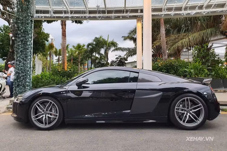 Trước đó, vào khoảng tháng 7/2019, giá xe Audi R8 này đã từng được chủ cũ rao bán với mức 9 tỷ đồng, sau khi xe đã lăn bánh được 12.000 km.