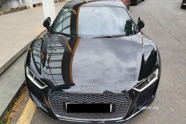 Điều đáng chú ý nhất của Audi R8 V10 Plus đời cũ này nằm ở động cơ hút khí tự nhiên V10 5.2L mạnh 610 mã lực và mô-men xoắn cực đại 560Nm, cho phép siêu xe thể thao tăng tốc từ 0-100 km/h trong 3,2 giây, tốc độ tối đa của xe đạt 330 km/h.