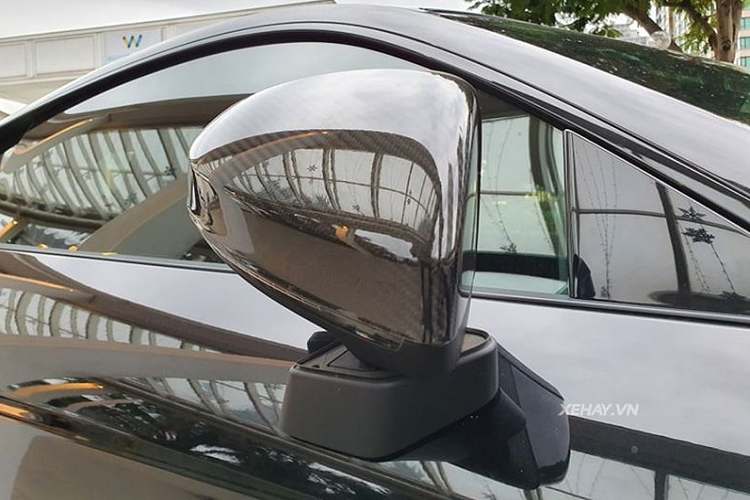 Ngoài ra, xe có một vài cập nhật đáng chú ý khác như các nan cửa hốc gió cỡ lớn dưới cặp đèn pha ở dạng dựng đứng thay vì nằm ngang như cũ, giúp tăng cường tính khí động học, nắp ca-pô với 2 đường gân dập nổi khoẻ khoắn, lưới tản nhiệt hình lục giác sơn xám, vỏ gương chiếu hậu sợi carbon...