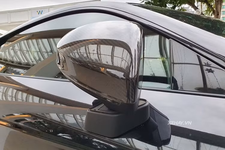 Ngoài ra, xe có một vài cập nhật đáng chú ý khác như các nan cửa hốc gió cỡ lớn dưới cặp đèn pha ở dạng dựng đứng thay vì nằm ngang như cũ, giúp tăng cường tính khí động học, nắp ca-pô với 2 đường gân dập nổi khoẻ khoắn, lưới tản nhiệt hình lục giác sơn xám, vỏ gương chiếu hậu sợi carbon...