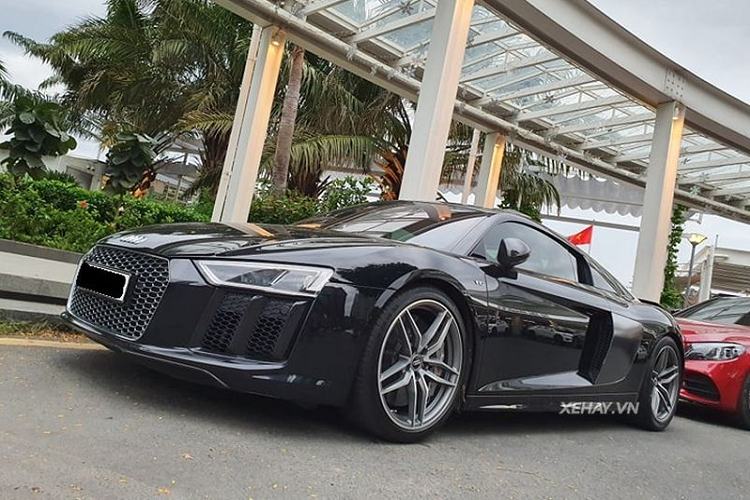 Di chuyển ra phía sau, chiếc xe lập tức gây chú ý với cánh gió sợi carbon cùng những khe khuếch tán bên dưới cản sau - chi tiết này cũng giúp phân biệt bản V10 và V10 Plus.