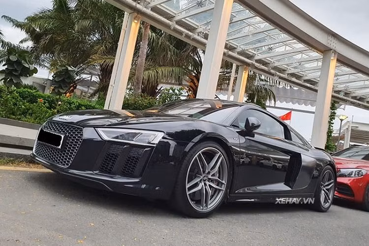 Di chuyển ra phía sau, chiếc xe lập tức gây chú ý với cánh gió sợi carbon cùng những khe khuếch tán bên dưới cản sau - chi tiết này cũng giúp phân biệt bản V10 và V10 Plus.