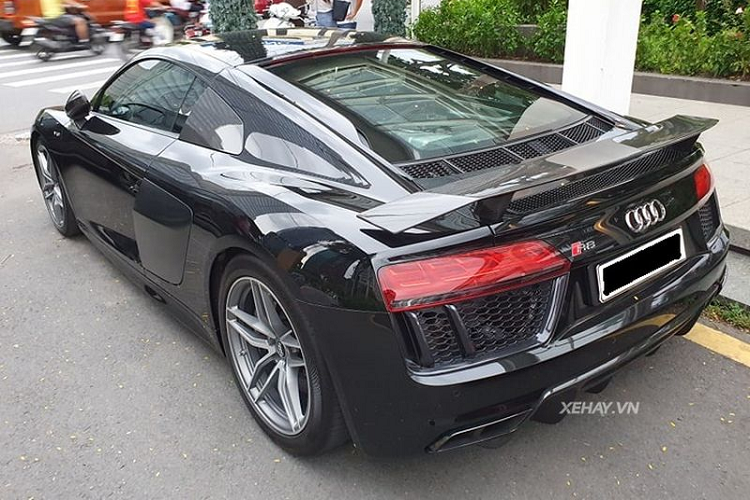 Siêu xe Audi R8 V10 Plus này vẫn đang "cưỡi" trên bộ bánh 5 chấu nguyên bản kích thước lớn, kết hợp lốp siêu mỏng và bộ kẹp phanh hiệu suất cao.