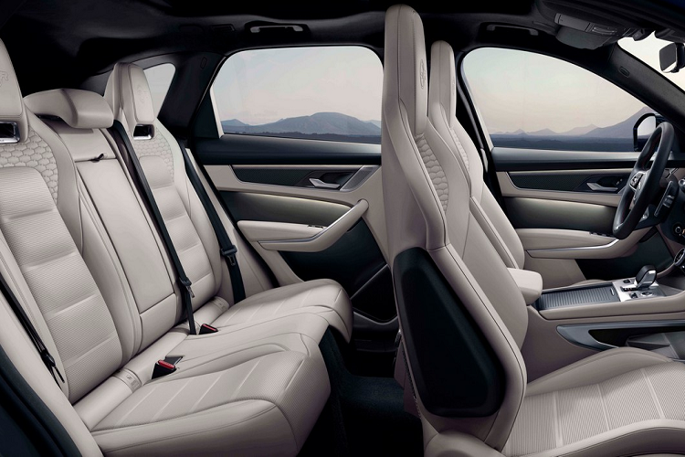 Hệ dẫn động bốn bánh của Jaguar với Hệ thống điều khiển động lực thông minh là trang bị tiêu chuẩn. Công nghệ hệ thống treo Adaptive Dynamics đảm bảo khả năng thiết lập chính xác, năng động với một chuyến đi êm ái.