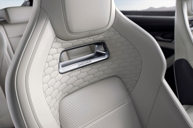 Màn hình tương tác người lái HD 12,3 inch được bọc bằng Alcantara với đường chỉ khâu màu Ebony, bên cạnh ốp trang trí bằng nhôm có hoa văn là trang bị tiêu chuẩn, với ốp trang trí sợi carbon có sẵn dưới dạng tùy chọn. Với mức giá xe Jaguar F-Face SVR 2021 dự kiến khoảng hơn 10 tỷ đồng, đây được xem trực tiếp của Porsche Cayenne S tại Việt Nam.