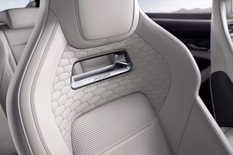 Màn hình tương tác người lái HD 12,3 inch được bọc bằng Alcantara với đường chỉ khâu màu Ebony, bên cạnh ốp trang trí bằng nhôm có hoa văn là trang bị tiêu chuẩn, với ốp trang trí sợi carbon có sẵn dưới dạng tùy chọn. Với mức giá xe Jaguar F-Face SVR 2021 dự kiến khoảng hơn 10 tỷ đồng, đây được xem trực tiếp của Porsche Cayenne S tại Việt Nam.