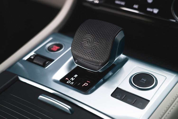 Thiết kế của F-PACE SVR mới được lấy cảm hứng từ trải nghiệm đua xe thể thao của dòng SV, với luồng không khí tăng cường và vận dụng tính khí động học được cung cấp thông qua các hốc và lỗ thông gió mới để cải thiện hệ thống truyền động và hệ thống làm mát phanh.