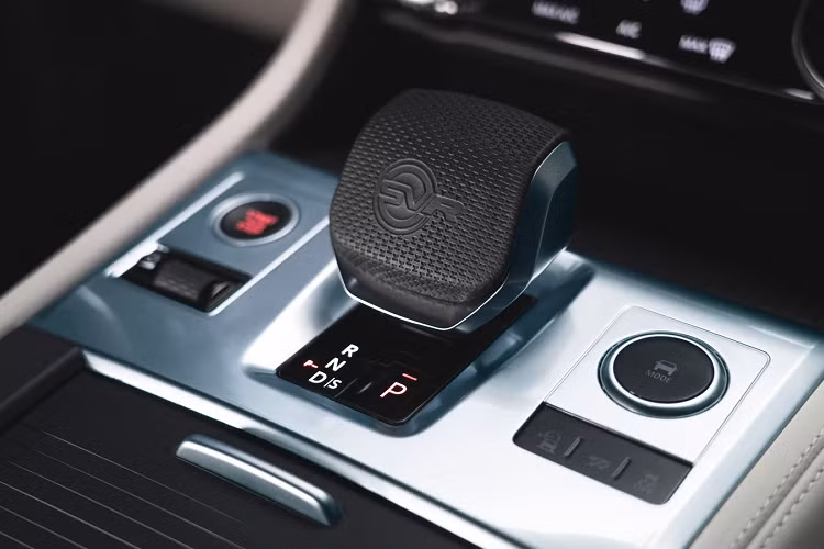 Thiết kế của F-PACE SVR mới được lấy cảm hứng từ trải nghiệm đua xe thể thao của dòng SV, với luồng không khí tăng cường và vận dụng tính khí động học được cung cấp thông qua các hốc và lỗ thông gió mới để cải thiện hệ thống truyền động và hệ thống làm mát phanh.