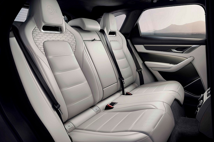 Trong khi đó, chế độ Configurable Dynamics mang đến sự hấp dẫn cho người lái bằng cách cho phép người lái thiết lập xe phù hợp với sở thích cá nhân của họ. Đồng hồ bấm giờ, đồng hồ đo trong lực G và biểu đồ theo dõi bàn đạp cũng giúp người lái theo dõi hiệu suất ở chế độ lái Dynamic.