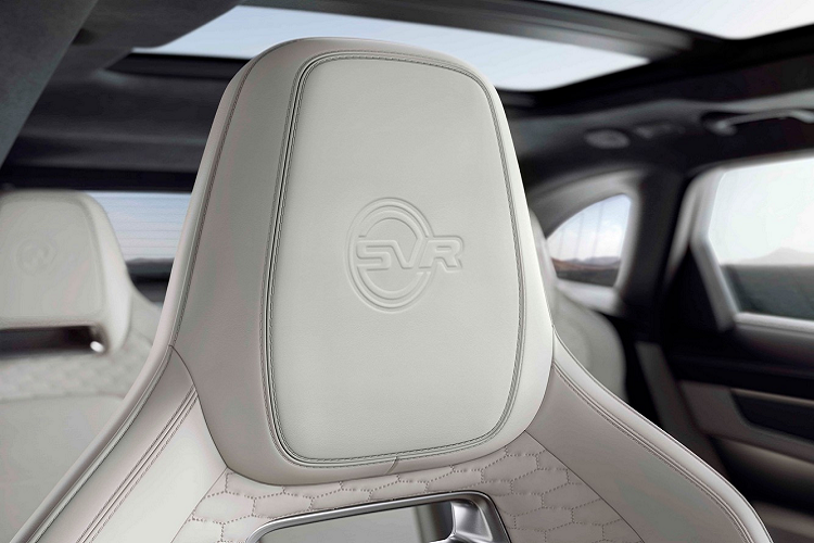 Nội thất của F-PACE SVR mới được thiết kế lại toàn diện, với sự cải tiến về vật liệu nhằm nâng cao tính năng động của cabin và khu vực điều khiển. Các miếng đệm ghế và cửa được hoàn thiện bởi vật liệu đến từ Alcantara, với các yếu tố như tấm đệm trung tâm và tấm lót giữa được bọc bằng da Windsor.