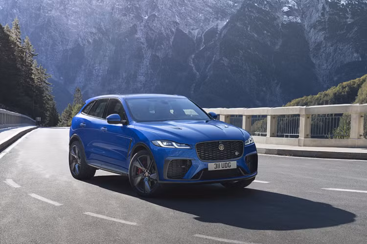Phú Thái Mobility – Nhà nhập khẩu và phân phối độc quyền xe Jaguar và Land Rover tại Việt Nam cho biết, Jaguar F-PACE SVR 2021 mới có sẵn để đặt hàng cùng nhiều lựa chọn cấu hính để cá nhân hóa. F-PACE SVR mới nhanh, năng động và tinh tế hơn bao giờ hết. Đỉnh cao của dòng xe SUV hiệu suất cao được nâng tầm nhờ những cải tiến mới nhất của các thành viên đến từ Trung Tâm Vận Hành Xe Đặc Biệt (SVO) của Jaguar.