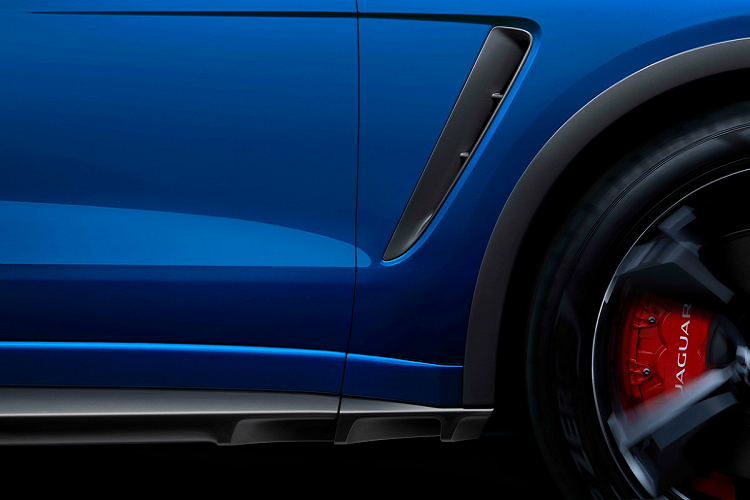 Hệ thống lái được cải tiến với hệ thống trợ lực điện tử mới đem đến khả năng xử lý tức thời tốt hơn, mang lại tính kết nối hiệu quả hơn giữa xe và người lái. Giảm xóc thích ứng được tinh chỉnh, mang lại cảm giác lái tinh tế hơn ở tốc độ thấp, điều này được cải thiện hơn nữa nhờ ổ trục chassis cải tiến.