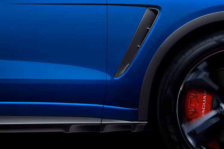 Hệ thống lái được cải tiến với hệ thống trợ lực điện tử mới đem đến khả năng xử lý tức thời tốt hơn, mang lại tính kết nối hiệu quả hơn giữa xe và người lái. Giảm xóc thích ứng được tinh chỉnh, mang lại cảm giác lái tinh tế hơn ở tốc độ thấp, điều này được cải thiện hơn nữa nhờ ổ trục chassis cải tiến.