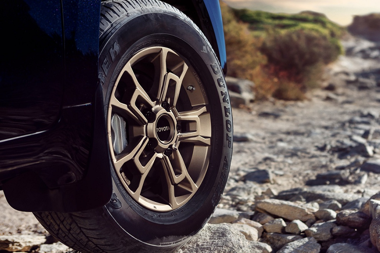 Tương tự đời 2020, Toyota Land Cruiser Heritage Edition 2021 vẫn sở hữu lưới tản nhiệt cỡ lớn với các điểm nhấn màu đen, bộ mâm 18 inch bằng nhôm đúc màu đồng của BBS, bộ giá đỡ trên mui và huy hiệu "Land Cruiser" kiểu cổ điển.