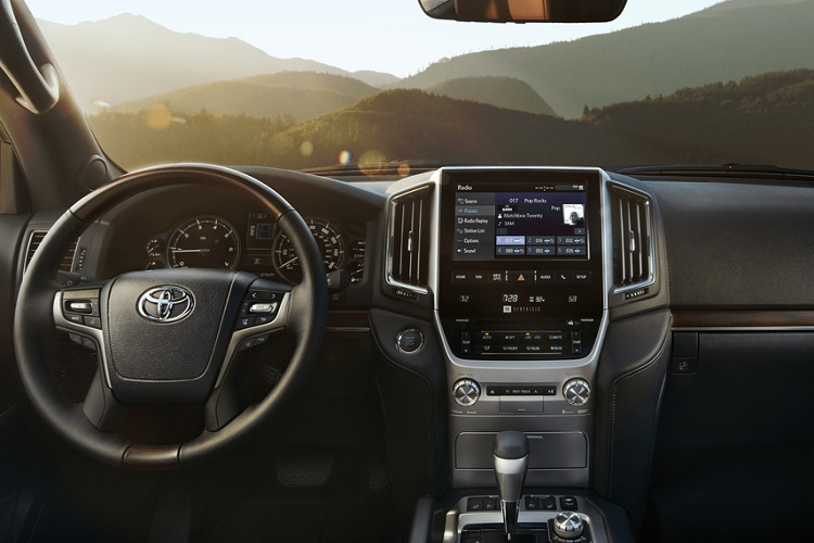 Ở bên trong, toàn bộ ghế ngồi của Land Cruiser Heritage Edition được bọc da màu đen chần chỉ màu đồng. Là mẫu xe địa hình, Land Cruiser Heritage Edition sử dụng thảm sàn phù hợp cho mọi thời tiết.