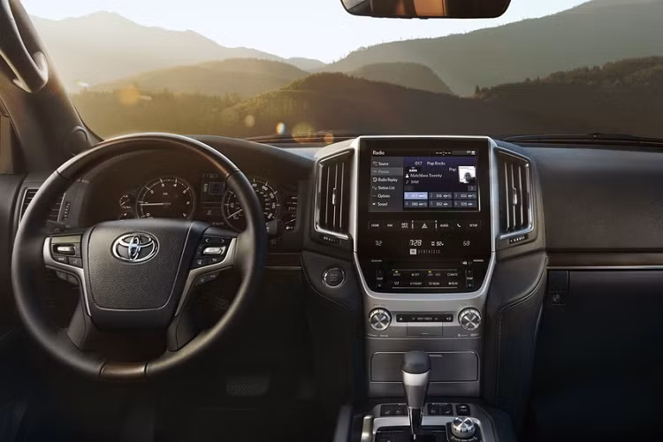 Ở bên trong, toàn bộ ghế ngồi của Land Cruiser Heritage Edition được bọc da màu đen chần chỉ màu đồng. Là mẫu xe địa hình, Land Cruiser Heritage Edition sử dụng thảm sàn phù hợp cho mọi thời tiết.