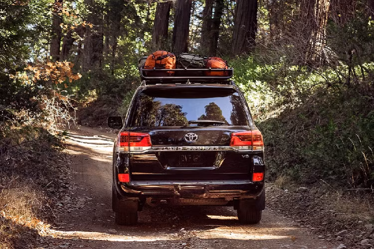 Về sức mạnh, Toyota Land Cruiser Heritage Edition 2021 vẫn sử dụng động cơ V8 5.7L, sản sinh công suất 381 mã lực và mô-men xoắn 544 Nm. Đi kèm động cơ là hộp số tự động 8 cấp và hệ dẫn động 4 bánh toàn thời gian. Ngoài ra, chiếc SUV này cũng được trang bị khóa vi sai chống trượt trung tâm Torsen.