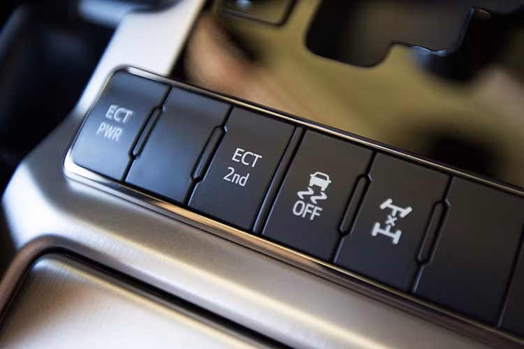 Các công nghệ hỗ trợ trên Toyota Land Cruiser Heritage Edition 2021 tương tự phiên bản tiêu chuẩn, gồm hỗ trợ xuống dốc, hỗ trợ khởi hành ngang dốc và gói an toàn chủ động Toyota Safety Sense P.