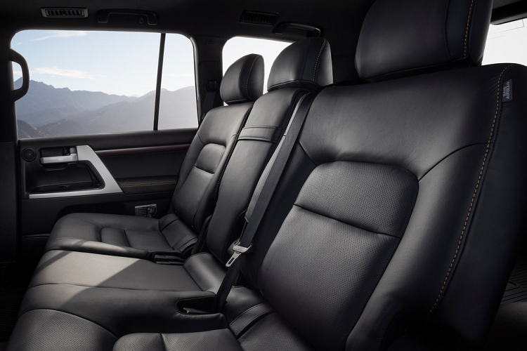 Các trang bị đáng chú ý khác bên trong xe gồm hàng ghế trước thoáng khí, vô-lăng có sưởi, điều hòa không khí tự động 4 vùng với 28 cửa gió, khởi động bằng nút bấm...