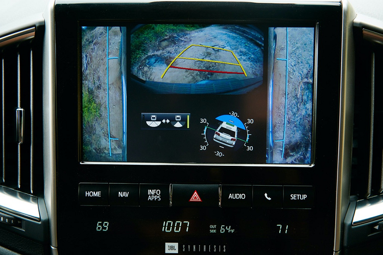 Phục vụ nhu cầu giải trí trên phiên bản đặc biệt này gồm màn hình cảm ứng 9 inch tích hợp ra lệnh bằng giọng nói, dàn âm thanh JBL 14 loa, kết nối Bluetooth, sạc không dây…