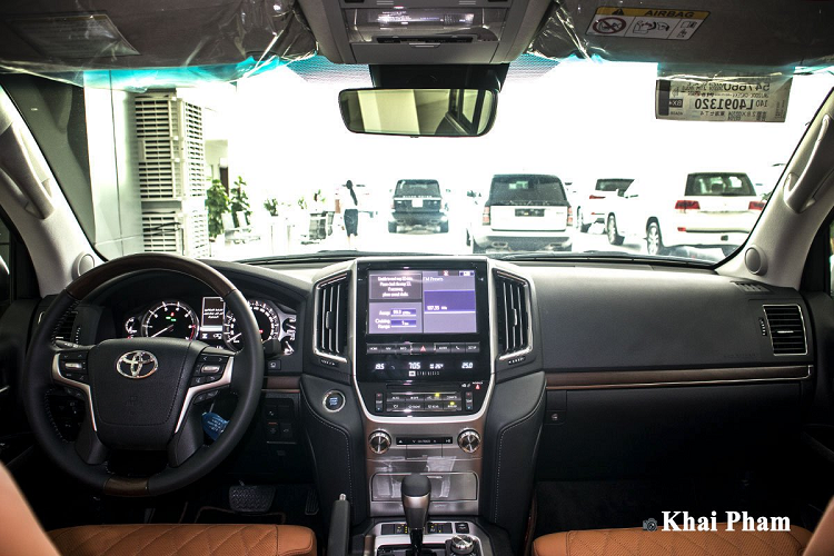 Với những phiên bản gắn logo MBS, điểm nhấn đến ghế ngồi khi 3 hàng ghế quen thuộc của xe Land Cruiser bị loại bỏ. Thay vào đó, chiếc SUV cỡ lớn này chỉ còn 4 vị trí ghế ngồi đều được cung cấp các tính năng hiện đại như massage 19 hướng, điều chỉnh độ ngả lưng ghế, bệ đỡ đùi thò/thụt... Trên mỗi ghế đều có một bảng điều khiển riêng các chức năng ghế đã là chi tiết quen thuộc với người dùng.