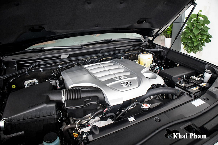 "Trái tim" xe Toyota Land Cruiser 2020 VX.S MBS nhập khẩu Trung Đông sở hữu động cơ V8 - 5.7L, 32 van cam kép cho công suất cực đại 381 mã lực và mô-men xoắn đến 544 Nm. Động cơ trên ghép nối cùng hộp số tự động 8 cấp thông minh và hệ dẫn động 4 bánh với các chế độ off-road.