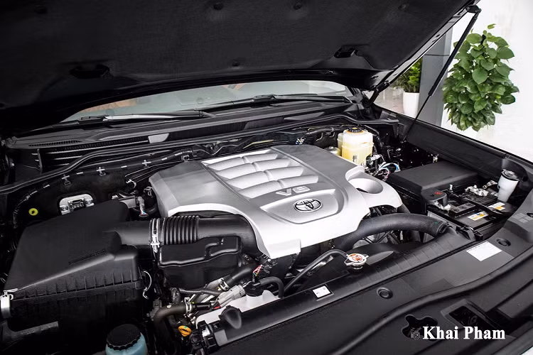 "Trái tim" xe Toyota Land Cruiser 2020 VX.S MBS nhập khẩu Trung Đông sở hữu động cơ V8 - 5.7L, 32 van cam kép cho công suất cực đại 381 mã lực và mô-men xoắn đến 544 Nm. Động cơ trên ghép nối cùng hộp số tự động 8 cấp thông minh và hệ dẫn động 4 bánh với các chế độ off-road.