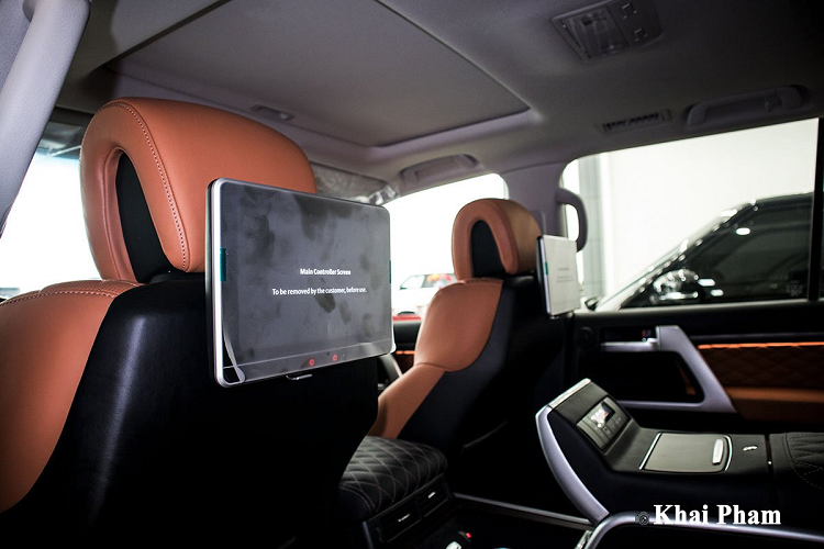 Về an toàn, ở các thị trường như Mỹ hay Trung Đông, Toyota Land Cruiser được trang bị gói công nghệ Safety Sense P gồm các tính năng như: Hệ thống cảnh báo điểm mù, hệ thống cảnh báo làn đường, phát hiện chướng ngại vật phía trước và ga tự động thích ứng. Bên cạnh đó, mẫu SUV còn có khả năng nâng/hạ gầm, phanh tự động khẩn cấp, camera 360 độ.